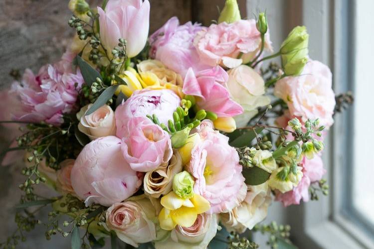 Everyone can use some @jadorelesfleurs & @louisvuitton  Spring wedding  flowers, Luxury flowers, Fresh flower delivery