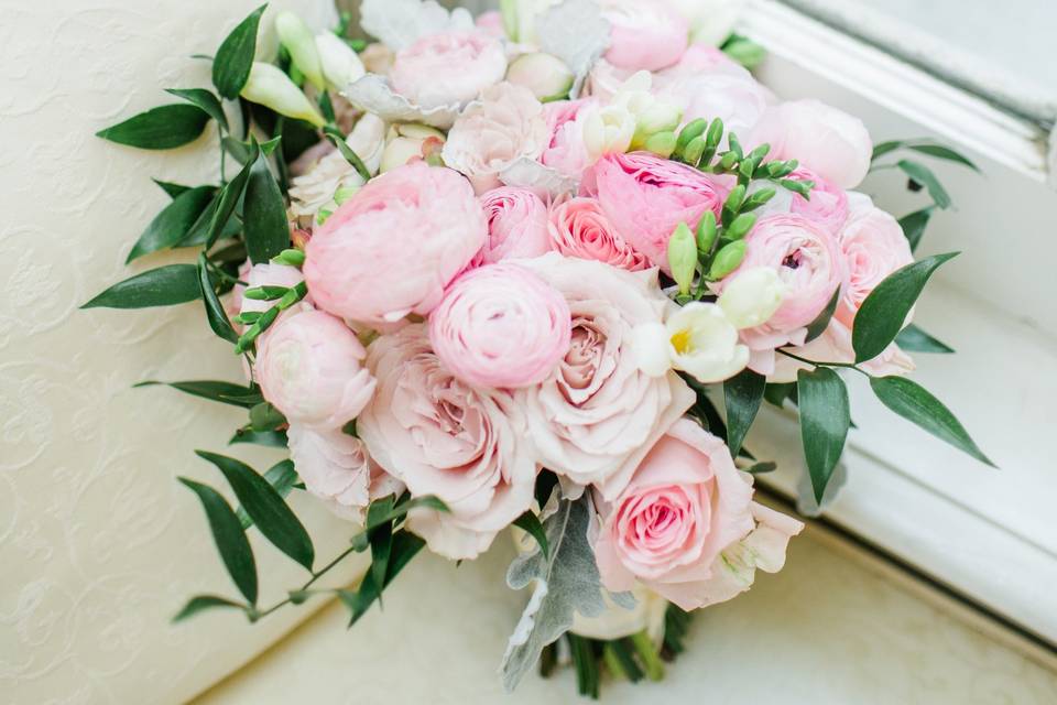 Everyone can use some @jadorelesfleurs & @louisvuitton  Spring wedding  flowers, Luxury flowers, Fresh flower delivery