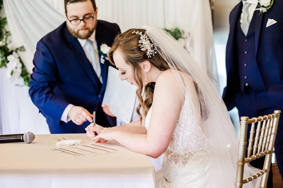 Bride signing the documentation
