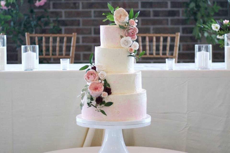 Marble cake with sugar flowers