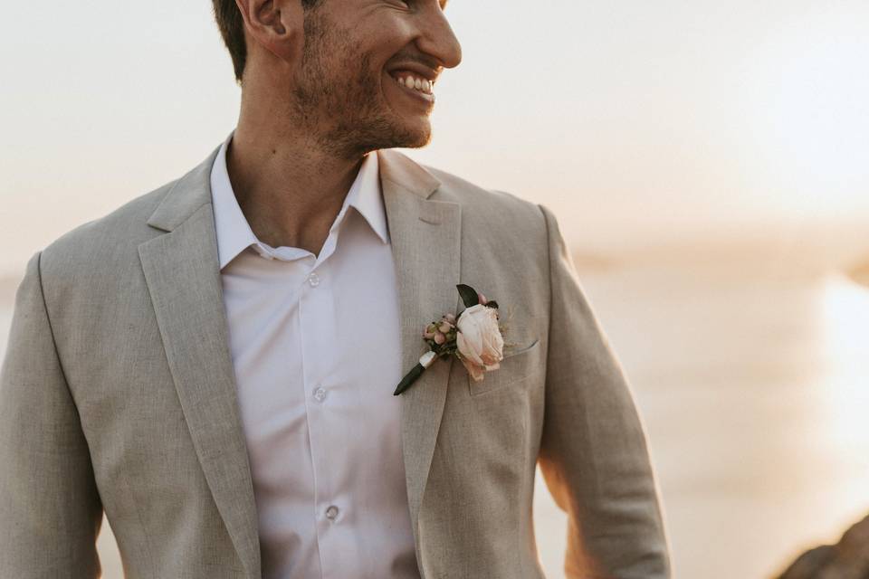 Linen suit with boutonniere