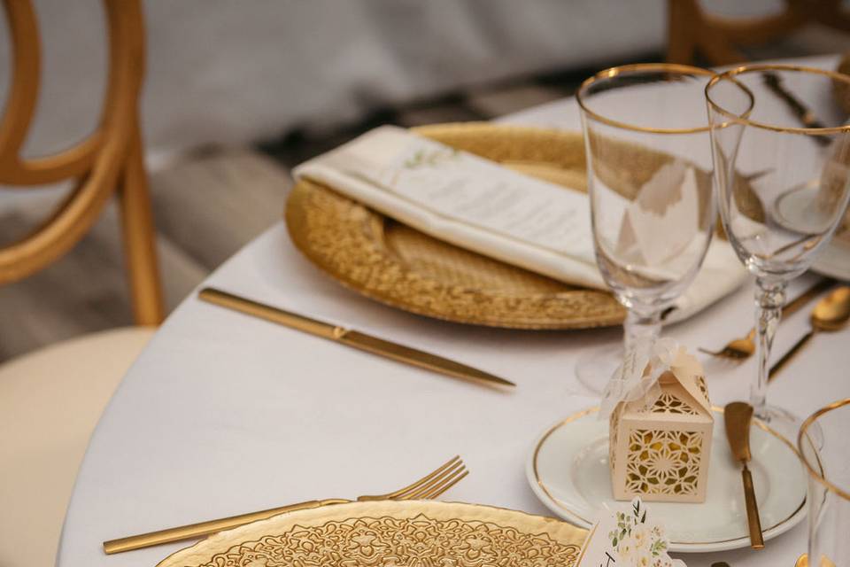 White gold table setting