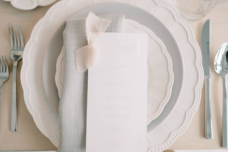 Neutral high-end place setting