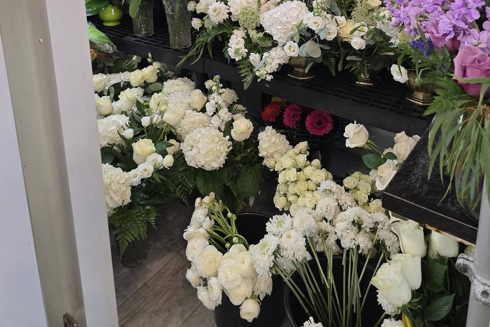 CR Flowers & Gifts