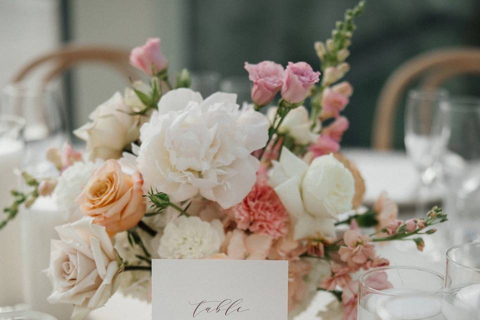 Table floral arrangement