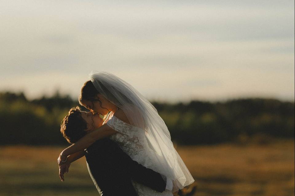 Hold her and kiss