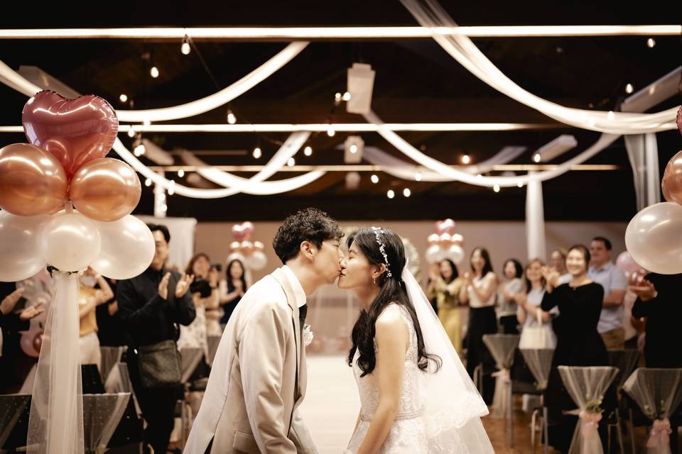 A kiss down the aisle