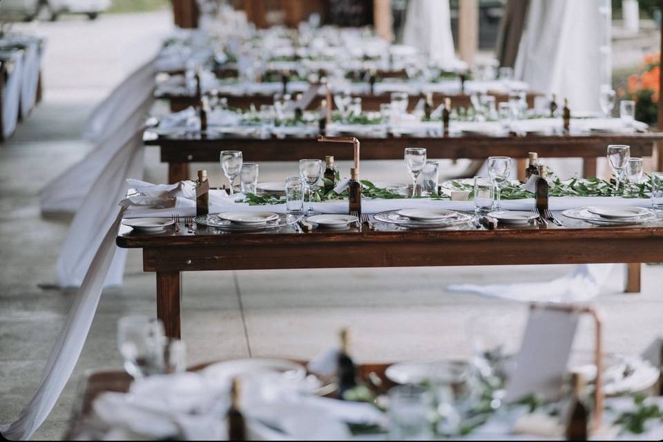 Harvest tables with runners