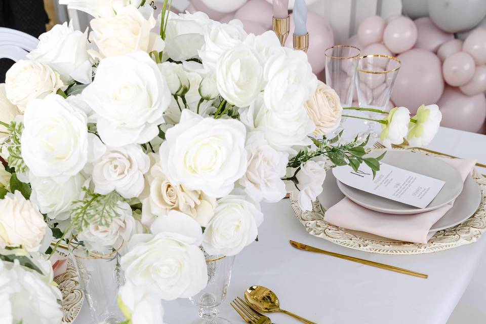 Airy and Bright table setting