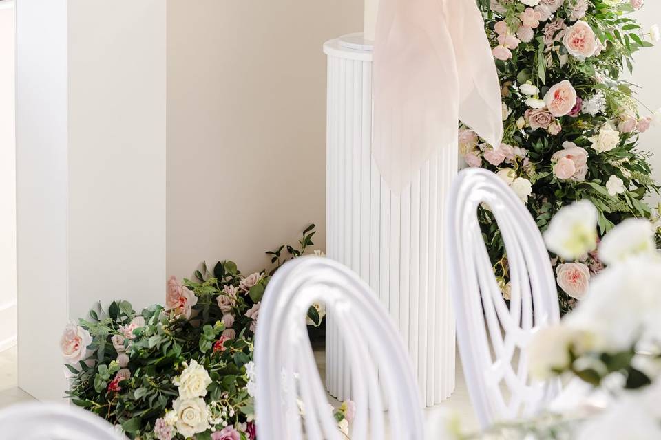 Airy and Bright Cake table