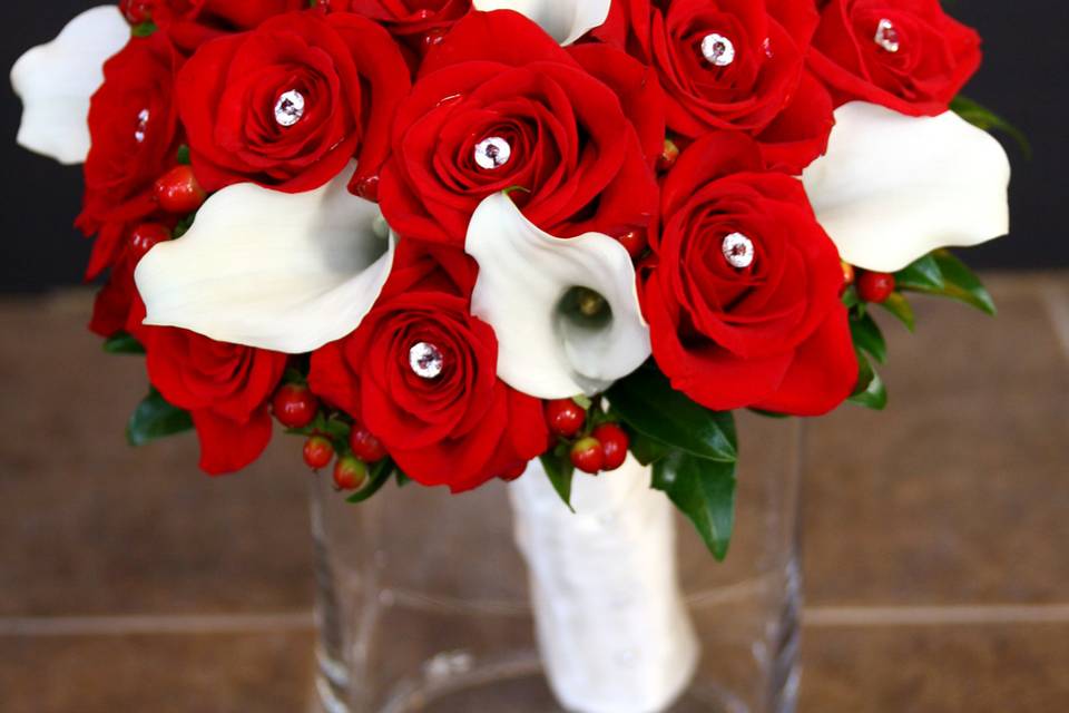 Red roses & white callas