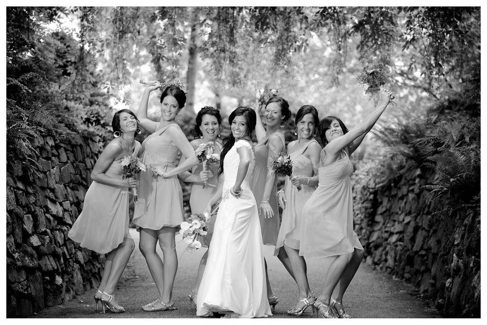 BRIDESMAIDS HAVING FUN