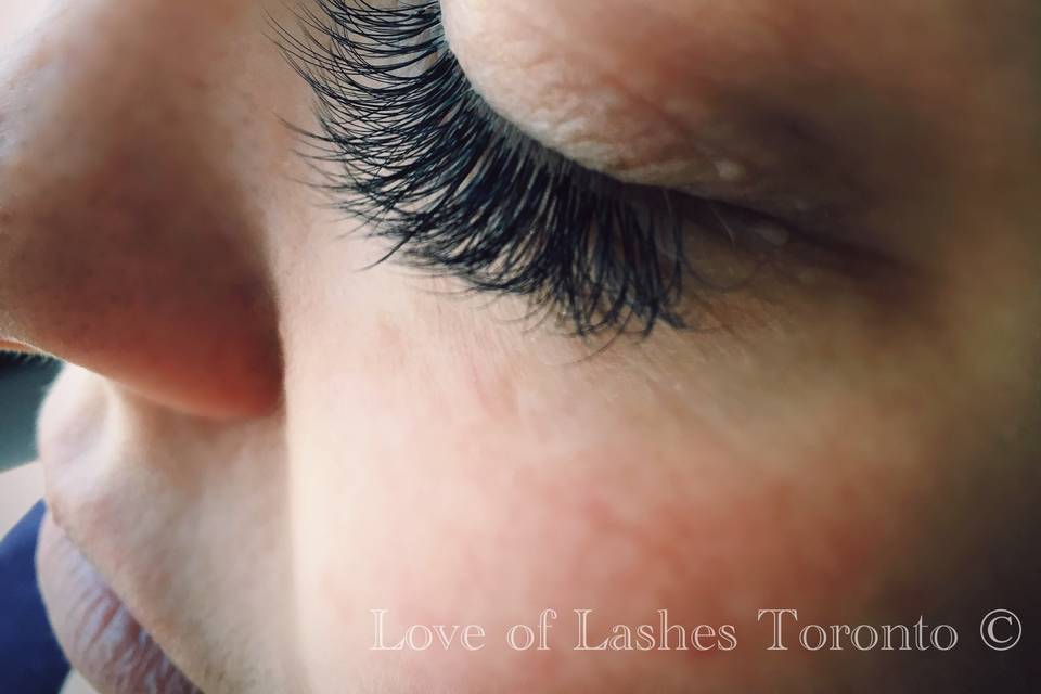 A full set of Volume lashes