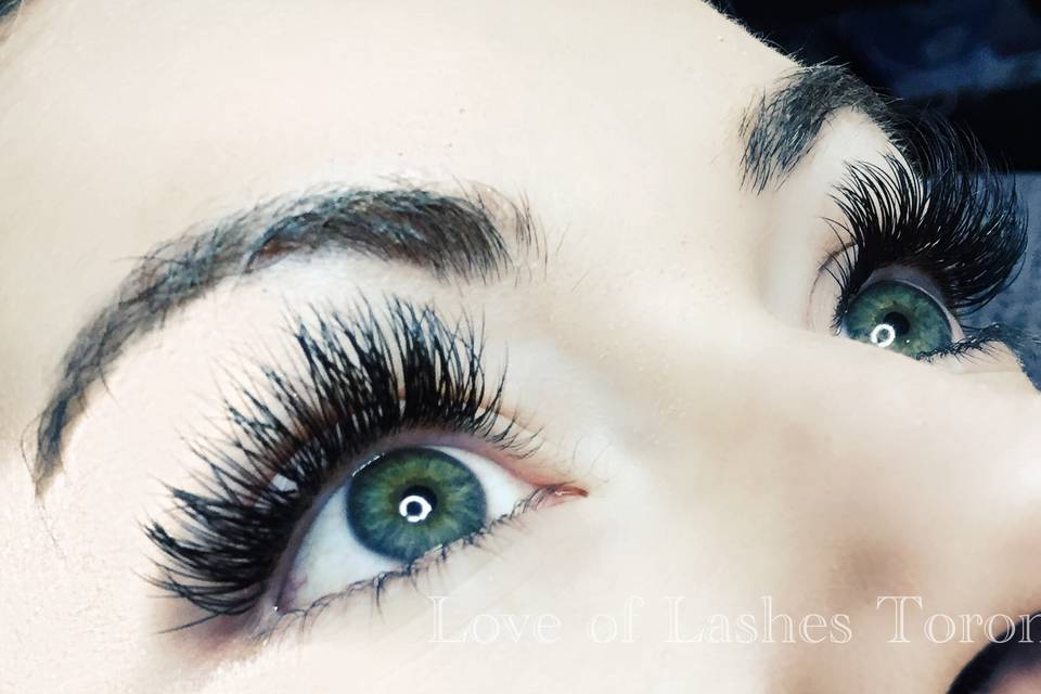A full set of Classic lashes