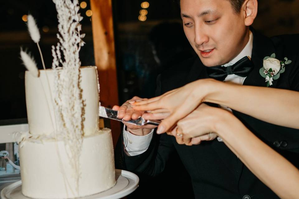 Cutting the wedding cake - FOREVERYOUNG PHOTOGRAPHY