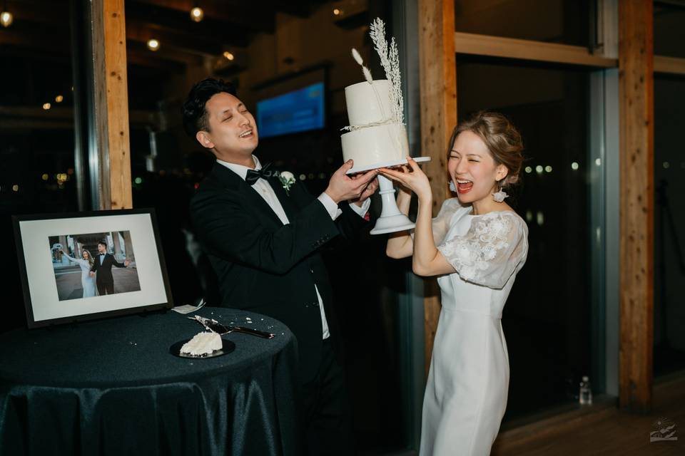 Raising the cake - FOREVERYOUNG PHOTOGRAPHY