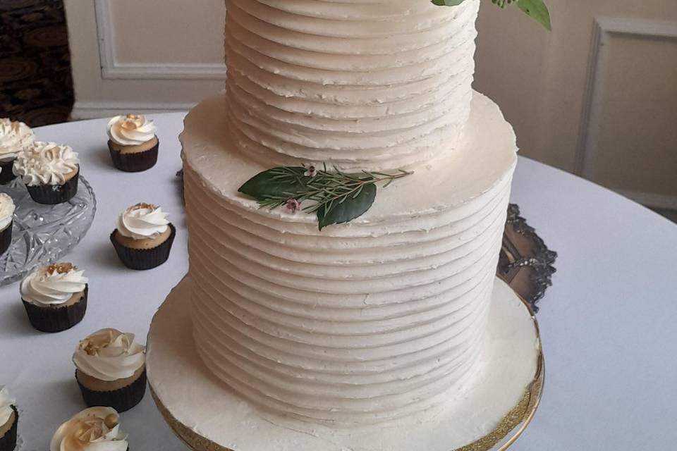 Ridged wedding cake