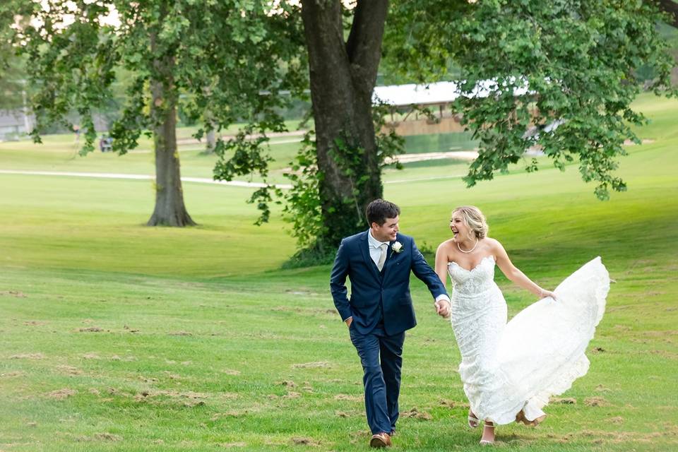 Newlyweds run to the aisle