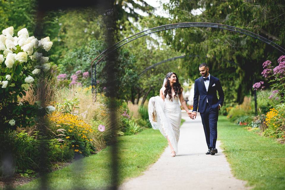 Wedding couple in the garden