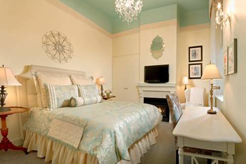 Premier Heritage Guestroom