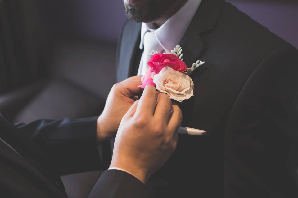 Groomsmen helping