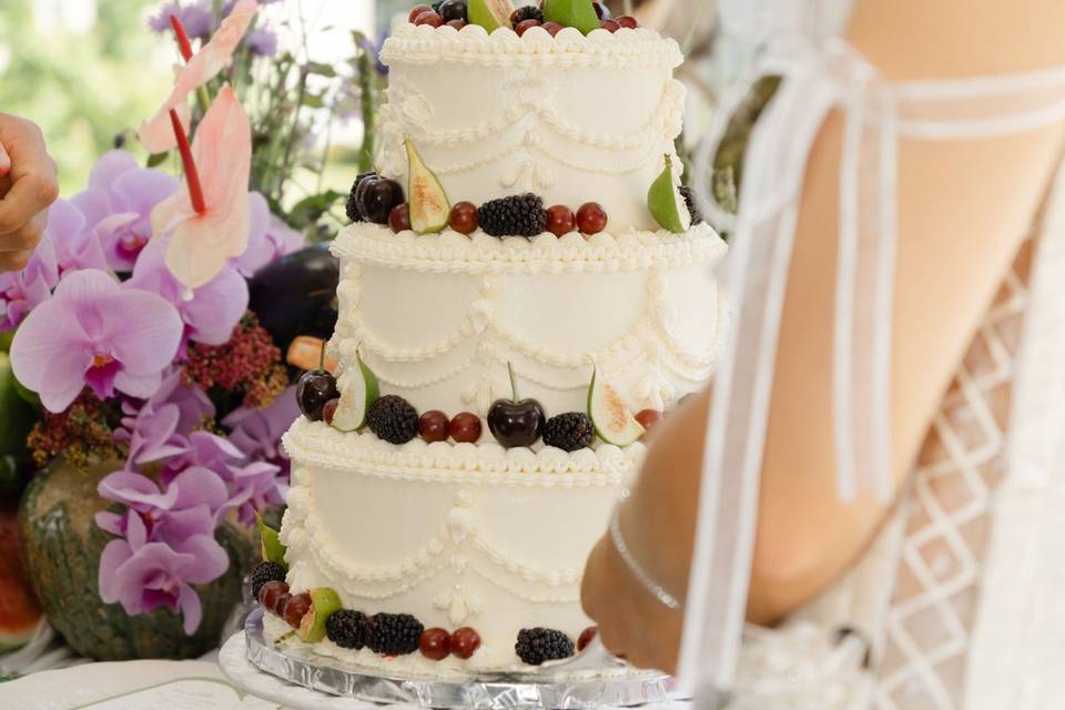 Elegant white wedding cake