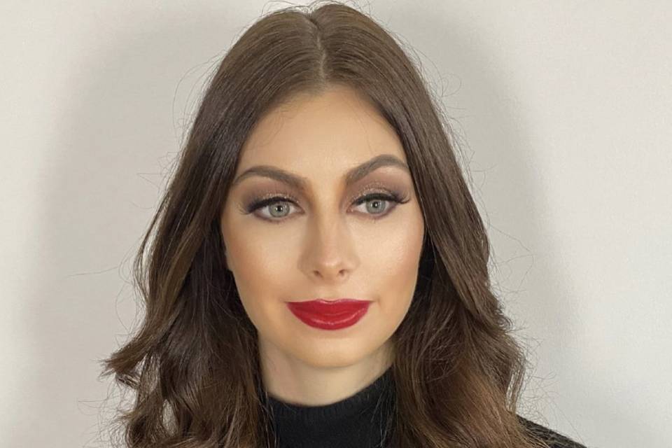 Soft waves and red lip