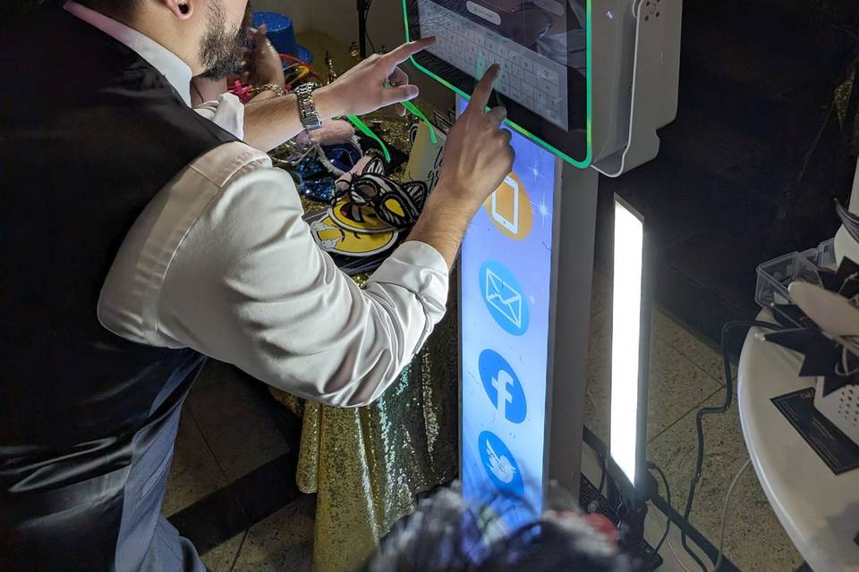 Fully interactive touchscreen