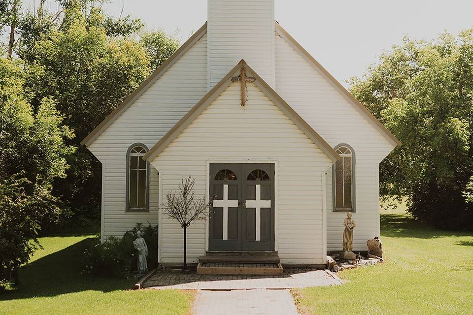 Adorable church with 18 pews