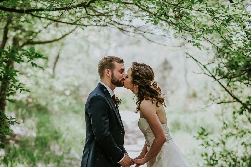 Tunnel kisses