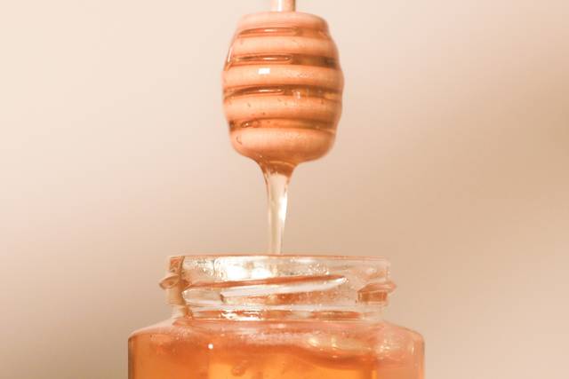 Honey Favour & Wooden Dipper