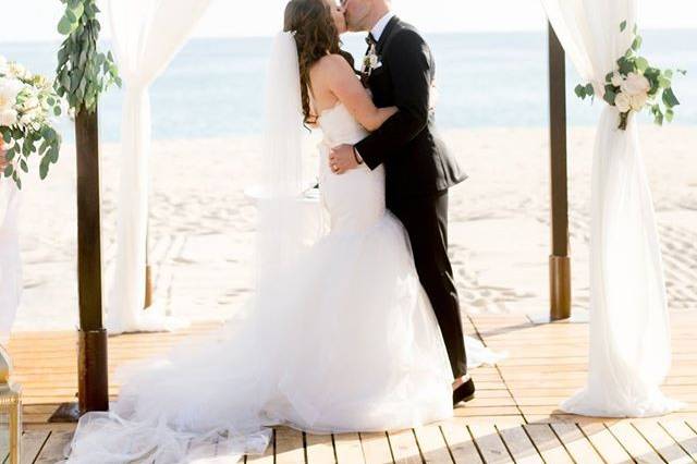 A kiss under the arch