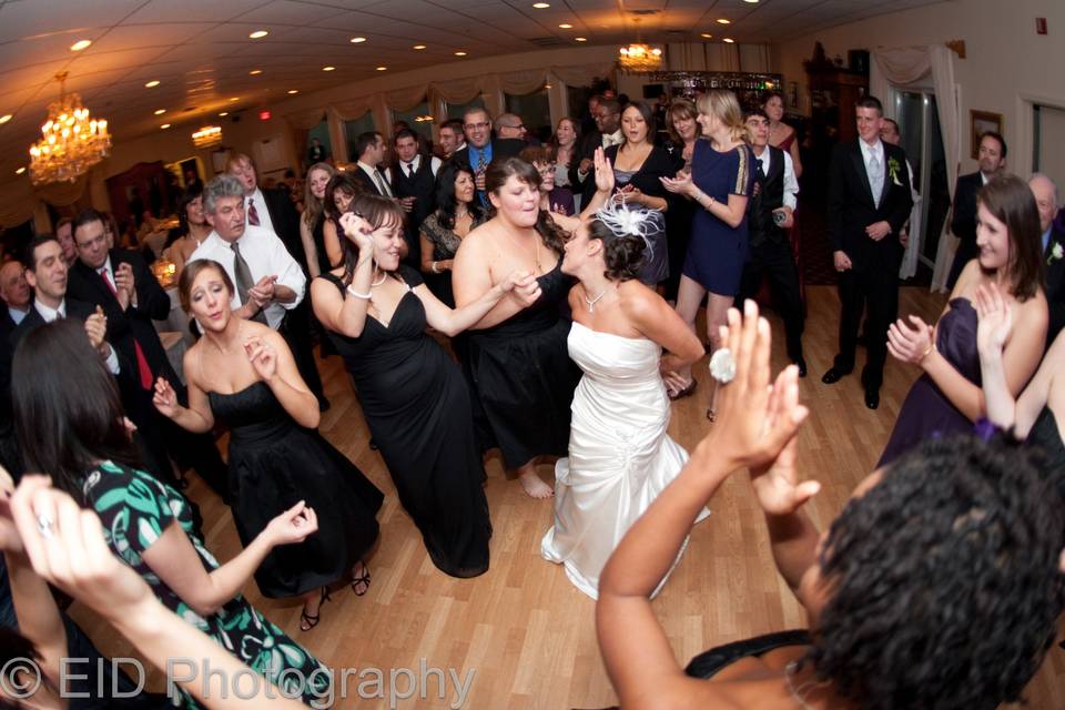 party_on_the_dance_floor_wedding1.jpg