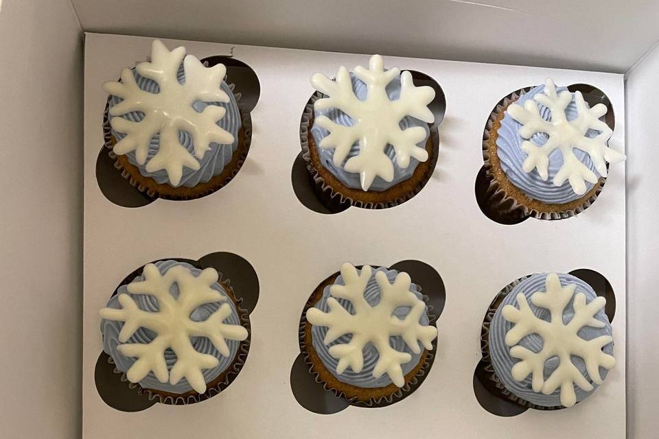 Gingerbread snowflake cupcakes