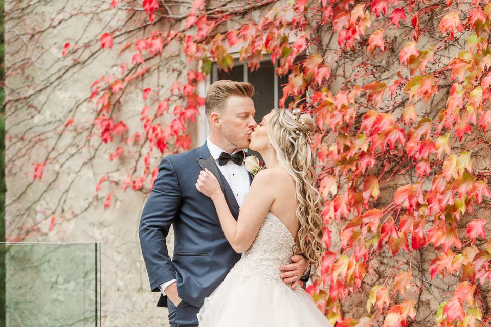 Outdoor kiss - Aiden Laurette Photography