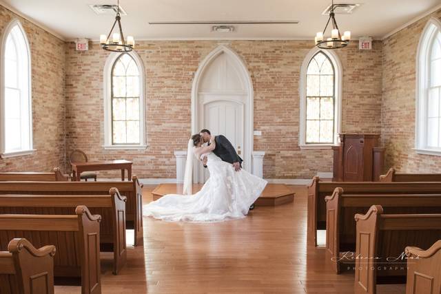 Bride & Groom Altar Dip & Kiss