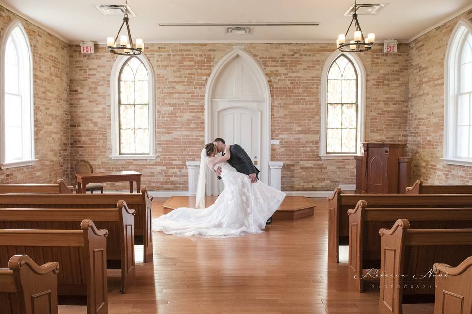 Bride & Groom Altar Dip & Kiss