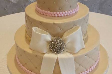 Bow wedding cake