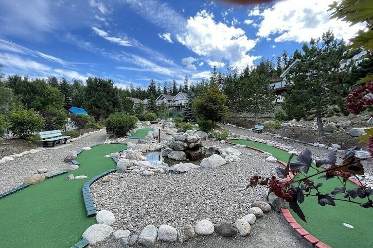 18 Hole Mini Golf