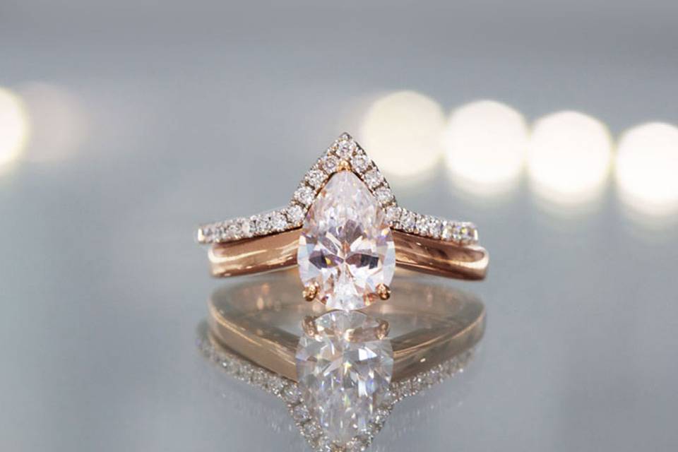 Pear cut solitaire & Arch band