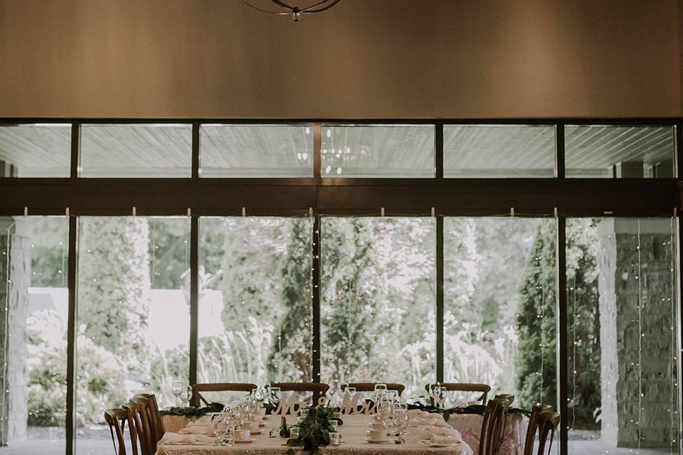 Head table styling