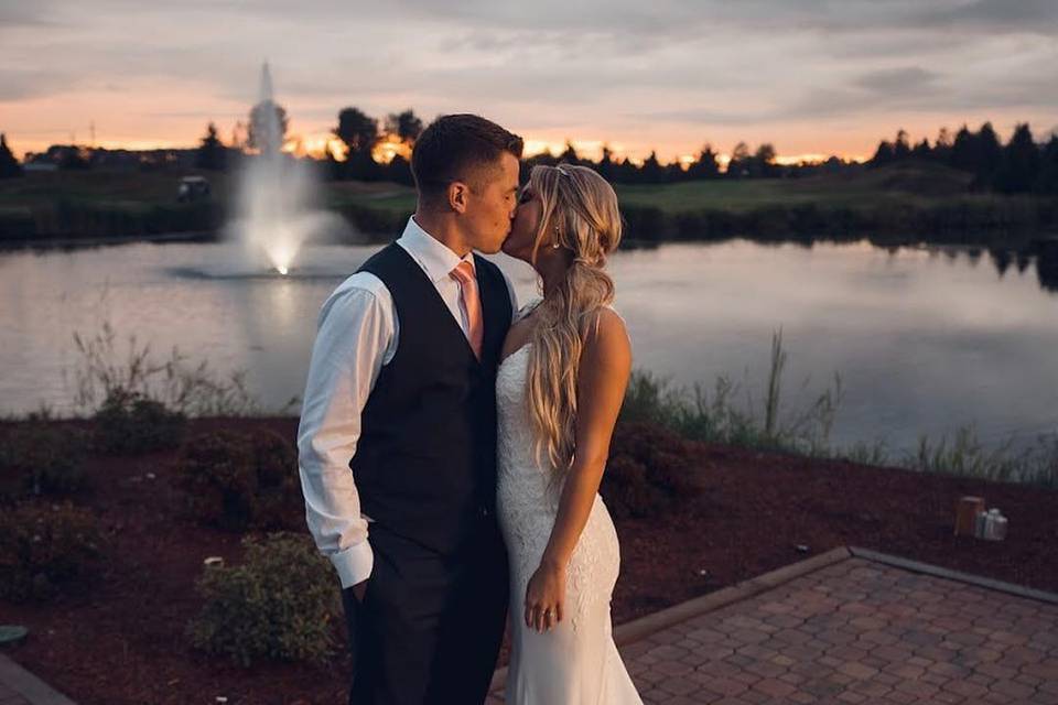 Kiss by the fountain