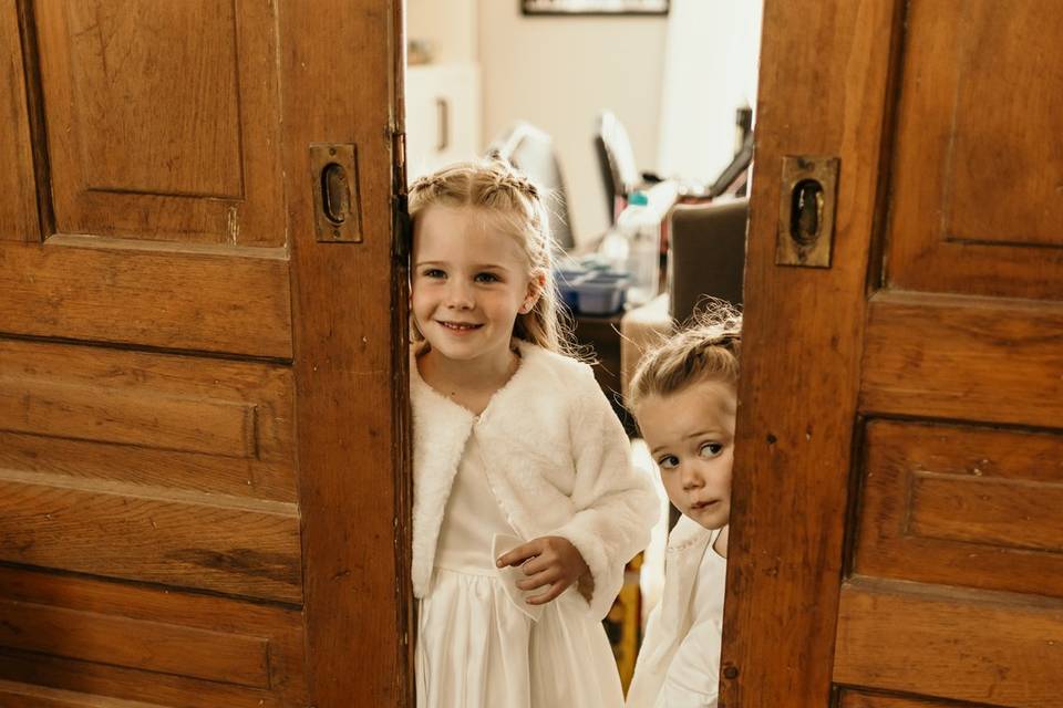Brides daughters peeking in