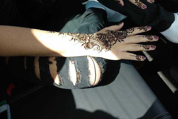 Simple henna art bridal design