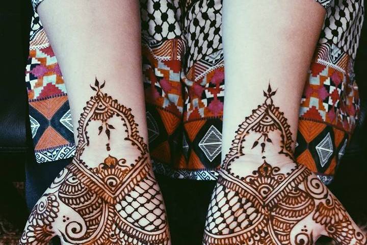 Simple henna art bridal design