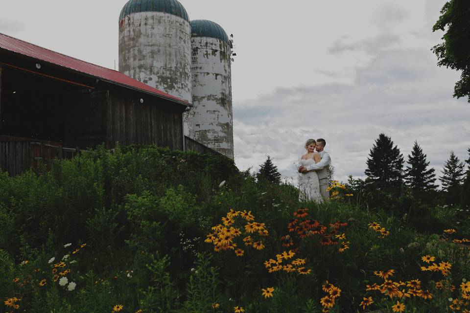 This Couple Threw Their Easter-Themed Barn Wedding in the Middle of a  Flower Field