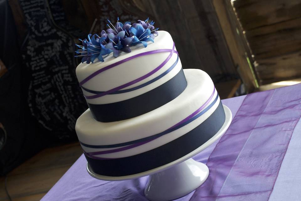 2-tier ribbons & lilies