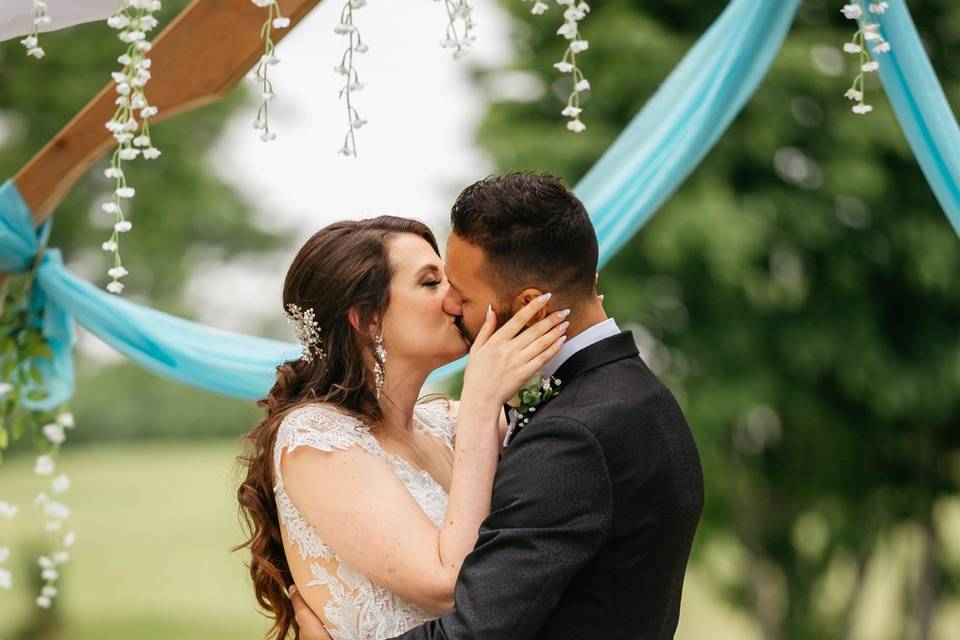 First kiss as husband and wife