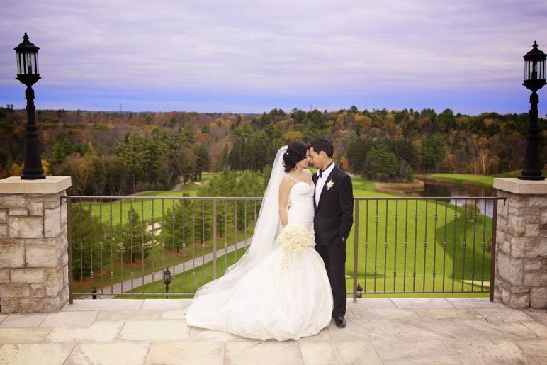 Kleinburg, Ontario golf wedding couple