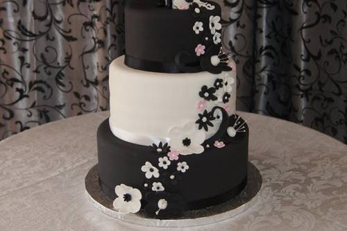 wedding-cake_3-tier-black&white-fondant-flowers-bride-groom-with-drivers-helmet.jpg